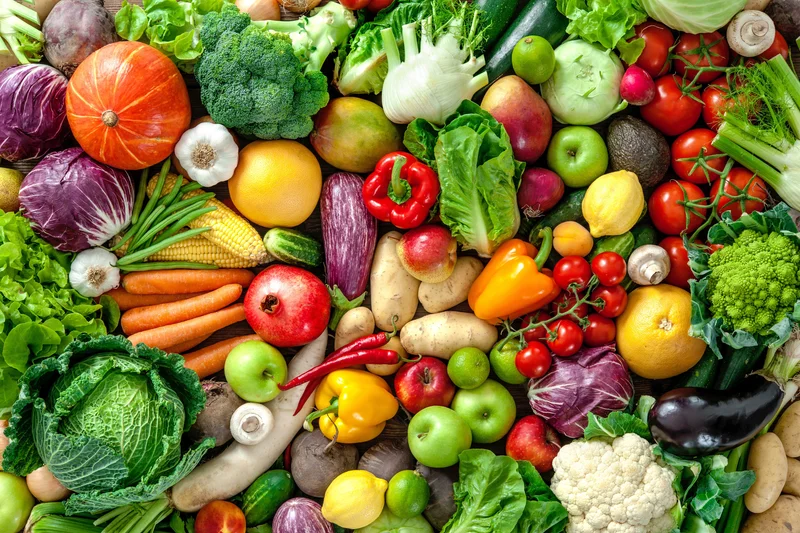 Légumes colorés et fruits disposés sur un étal de marché